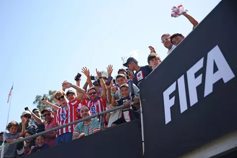 نظارات سوداء وأجواء كرنفالية.. لقطات تخطف الأنظار من مباراة باريس وأتلتيكو (صور)